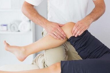 Những triệu chứng nào bạn có thể sử dụng để phân biệt viêm khớp với bệnh khớp
